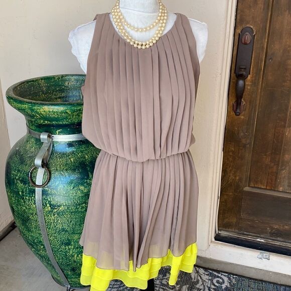 Pleated pull over sleeveless Jessica Simpson dress size medium - Picture 1 of 7